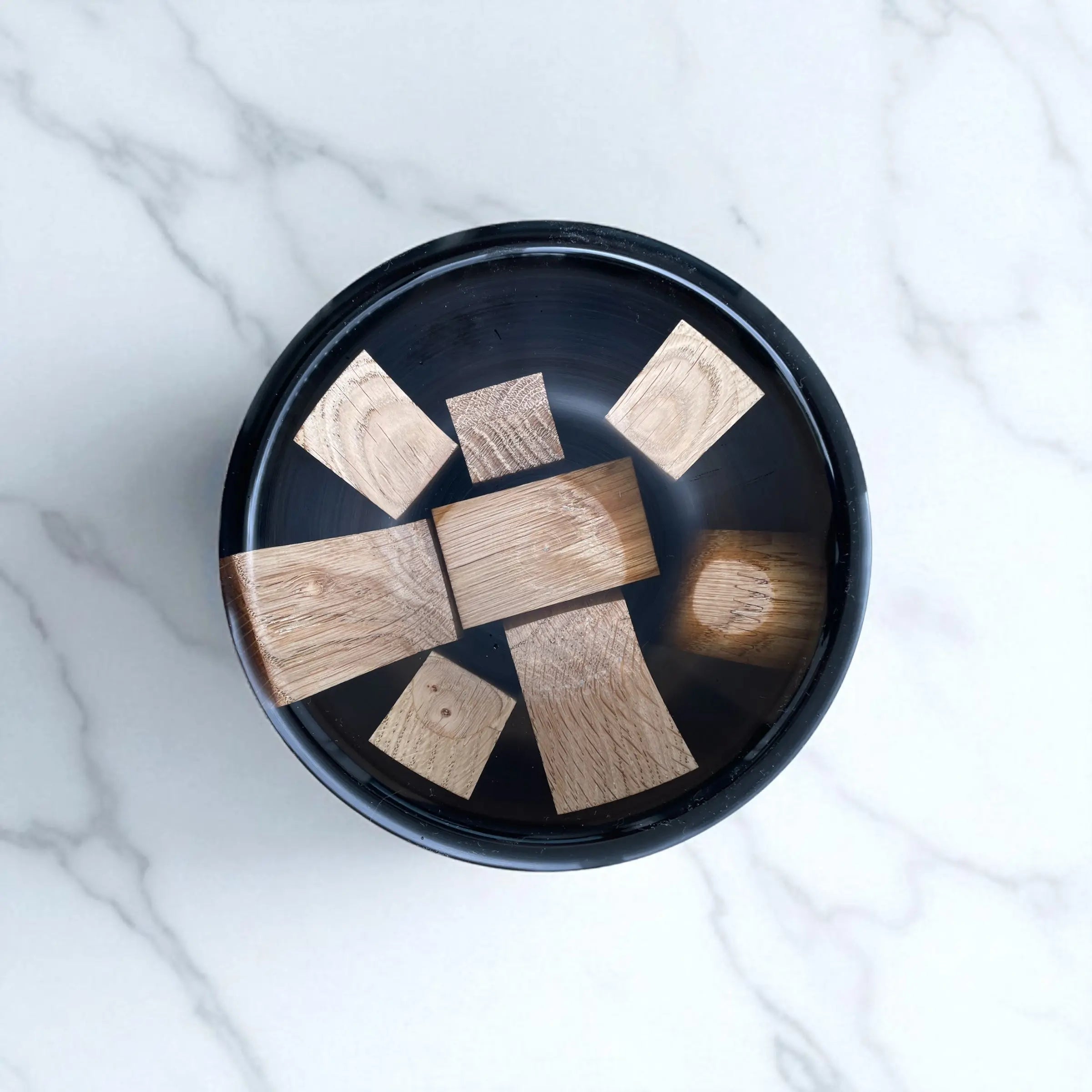 Håndlaget bolle i sort epoxy og eik – Moderne eleganse med naturlig sjel Epoxy-Crafts