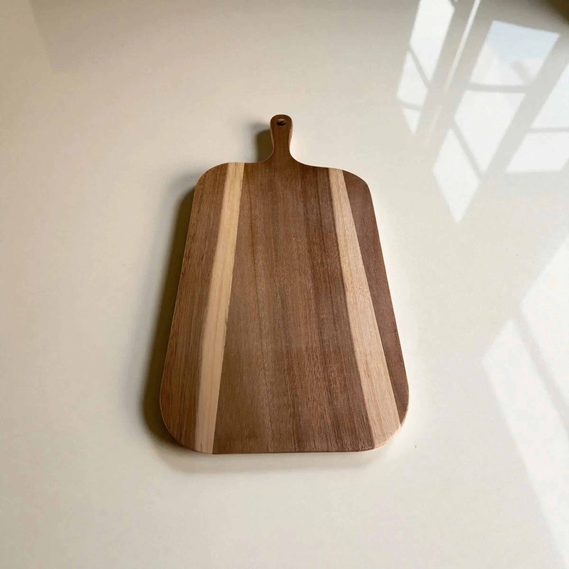 🪵 Klassisk Skjærebrett i Tre med Håndtak – Perfekt til Servering og Matlaging Epoxy-Crafts