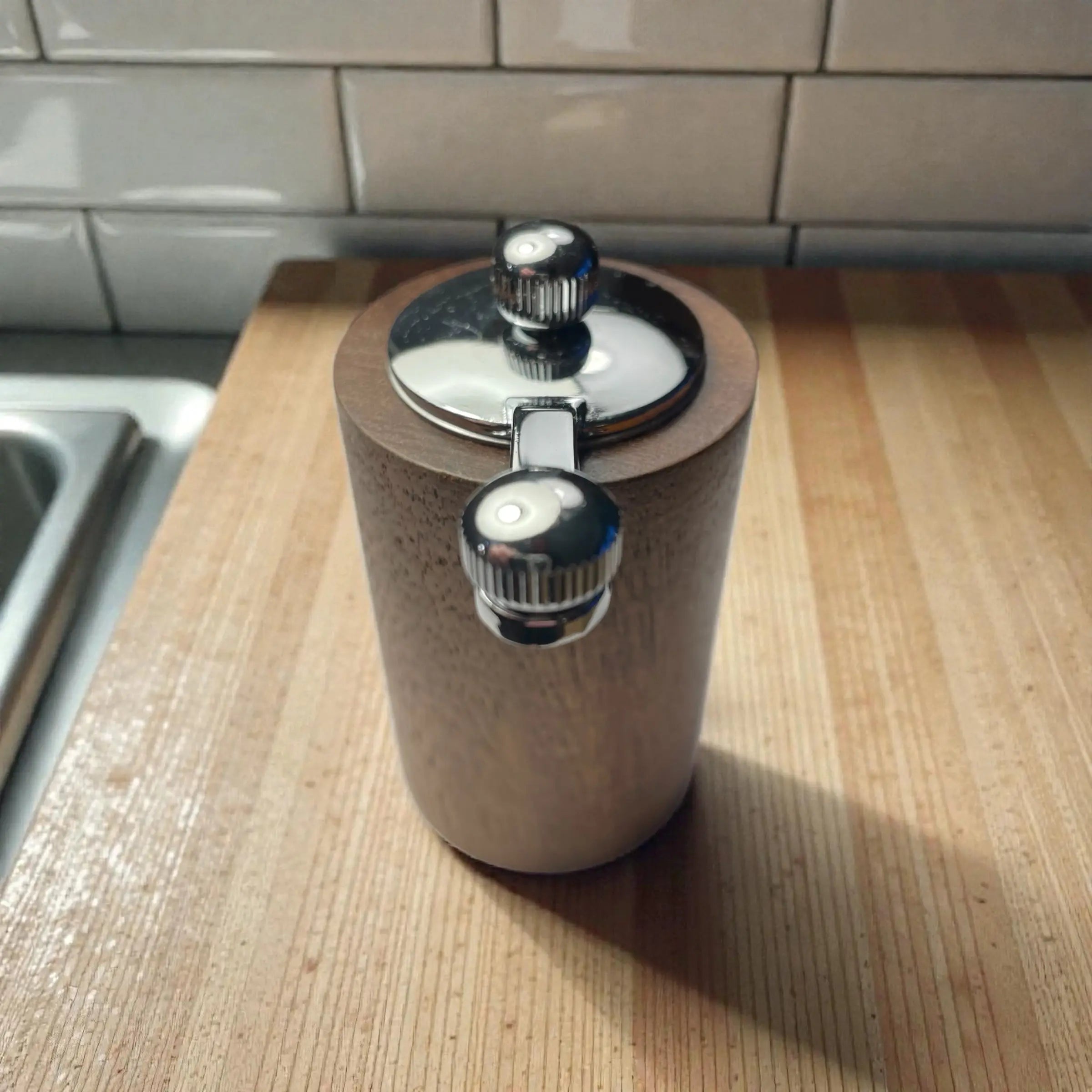 Rund pepperkvern i tre – Elegant krydderkvern med naturlig finish (Kopi) Epoxy-Crafts