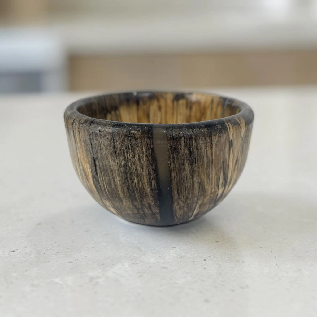 Hånddreid skål i surnet bjørk med sort epoxy – Ø12 cm | Unika fra Nord-Odal SkogsTre
